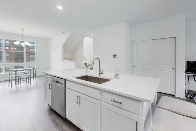 2251 Venture Drive, Schaumburg, IL 60193