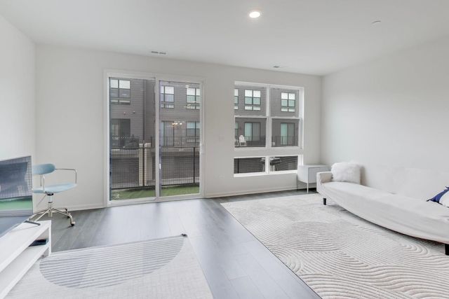 2251 Venture Drive, Schaumburg, IL 60193