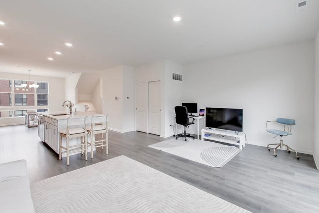 2251 Venture Drive, Schaumburg, IL 60193