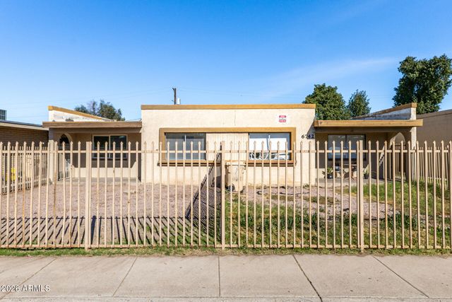 6742 W PALMAIRE Avenue, Glendale, AZ 85303