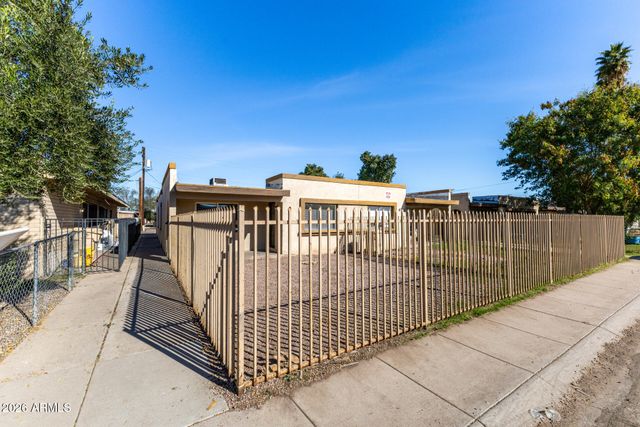 6742 W PALMAIRE Avenue, Glendale, AZ 85303