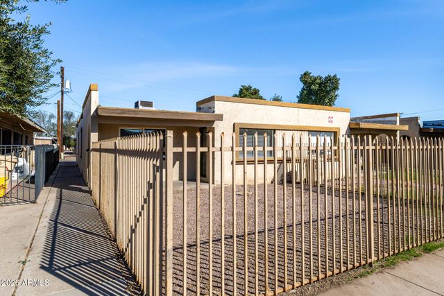 6742 W PALMAIRE Avenue, Glendale, AZ 85303