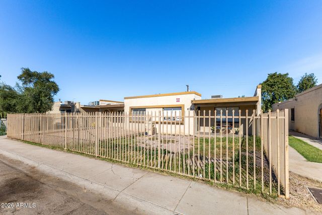 6742 W PALMAIRE Avenue, Glendale, AZ 85303