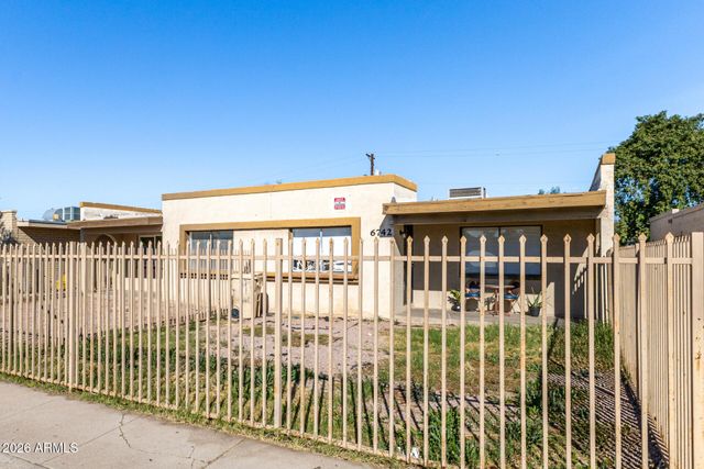 6742 W PALMAIRE Avenue, Glendale, AZ 85303