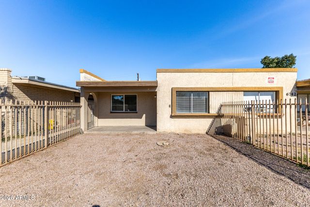 6742 W PALMAIRE Avenue, Glendale, AZ 85303