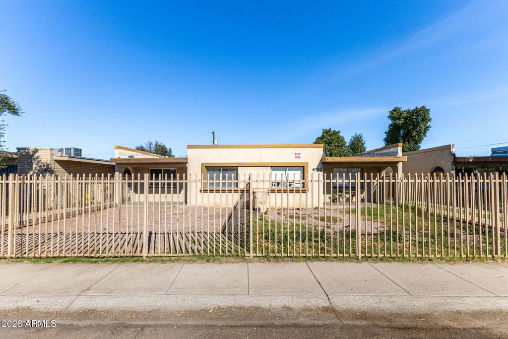 6742 W PALMAIRE Avenue, Glendale, AZ 85303