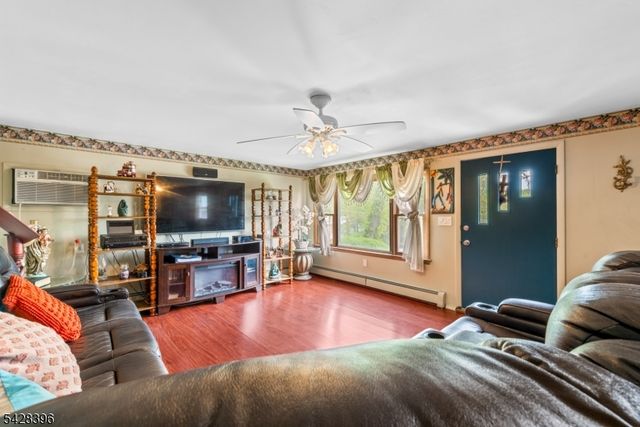 19 E Shore Rd, Jefferson Twp., NJ 07849