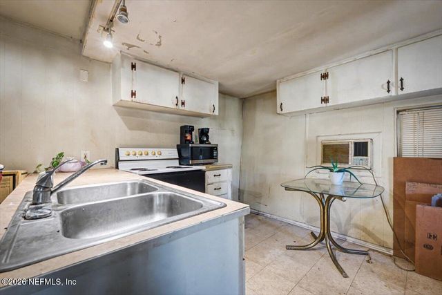 8610 LENOX Avenue, Jacksonville, FL 32221