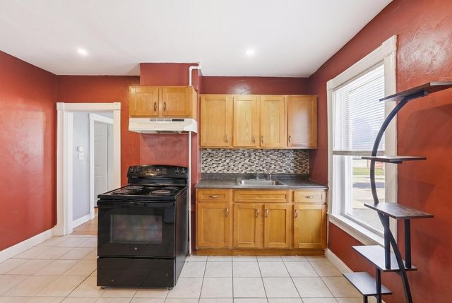 132 Huntington St, Brockton, MA 02301