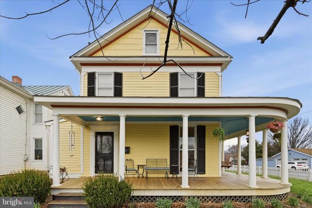 220 S MASSANUTEN ST, Strasburg, VA 22657