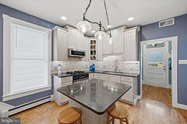 220 S MASSANUTEN ST, Strasburg, VA 22657