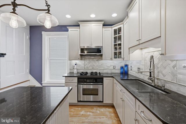 220 S MASSANUTEN ST, Strasburg, VA 22657