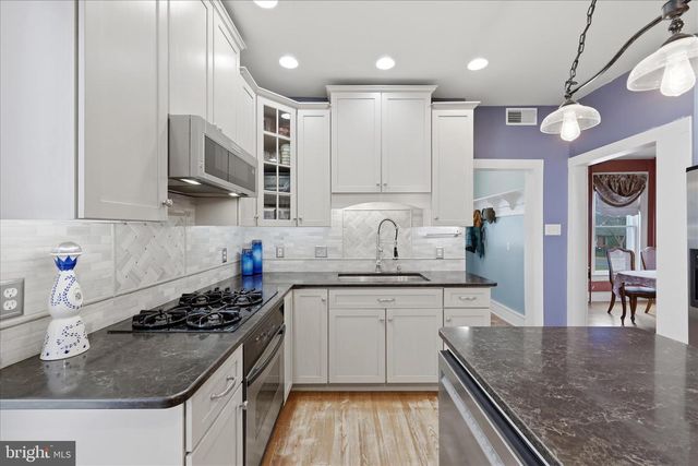 220 S MASSANUTEN ST, Strasburg, VA 22657