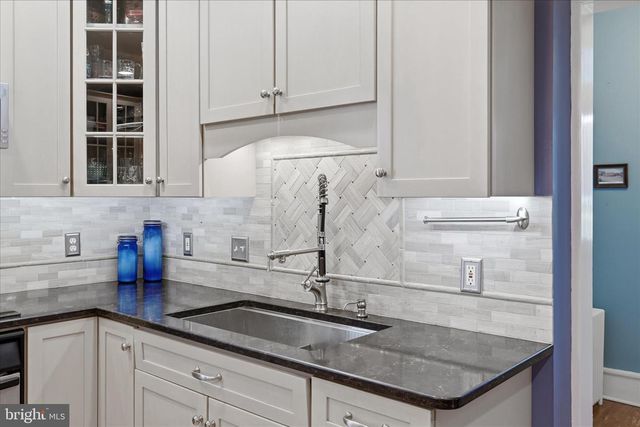 220 S MASSANUTEN ST, Strasburg, VA 22657