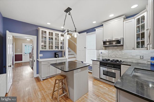 220 S MASSANUTEN ST, Strasburg, VA 22657