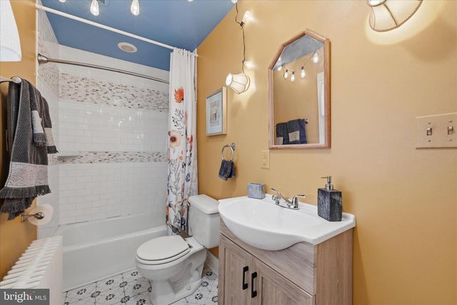 220 S MASSANUTEN ST, Strasburg, VA 22657