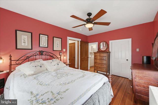 220 S MASSANUTEN ST, Strasburg, VA 22657