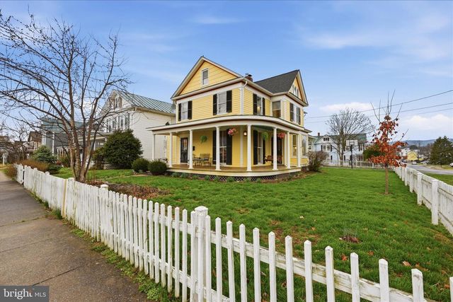 220 S MASSANUTEN ST, Strasburg, VA 22657