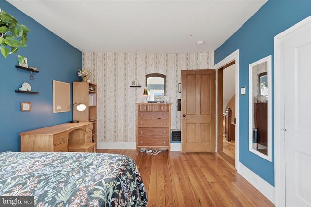 220 S MASSANUTEN ST, Strasburg, VA 22657