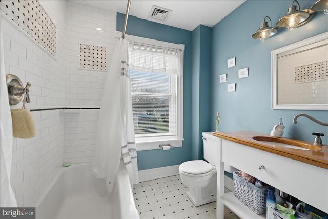 220 S MASSANUTEN ST, Strasburg, VA 22657