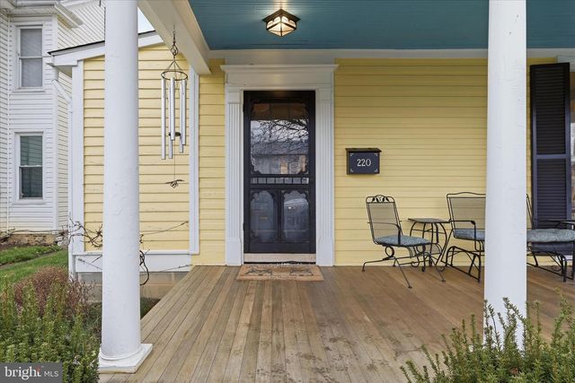 220 S MASSANUTEN ST, Strasburg, VA 22657