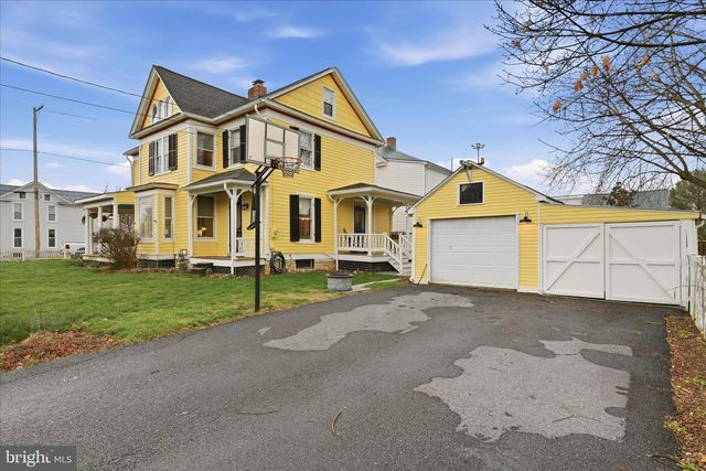 220 S MASSANUTEN ST, Strasburg, VA 22657