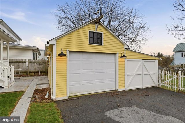 220 S MASSANUTEN ST, Strasburg, VA 22657