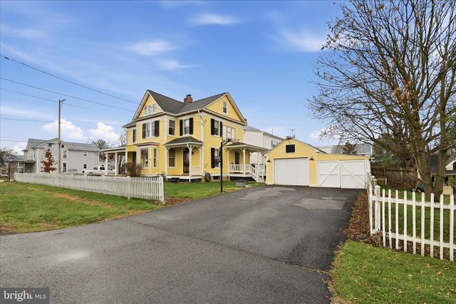 220 S MASSANUTEN ST, Strasburg, VA 22657