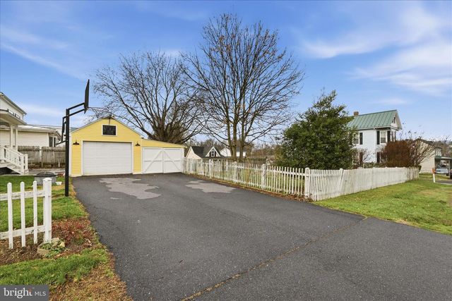 220 S MASSANUTEN ST, Strasburg, VA 22657