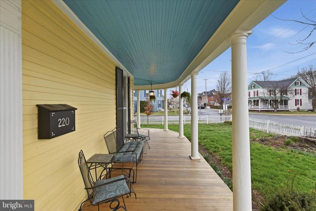 220 S MASSANUTEN ST, Strasburg, VA 22657