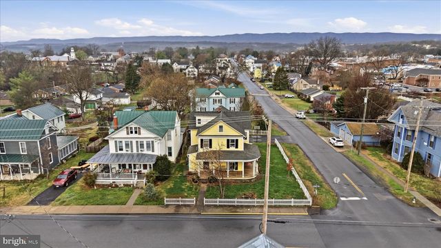 220 S MASSANUTEN ST, Strasburg, VA 22657