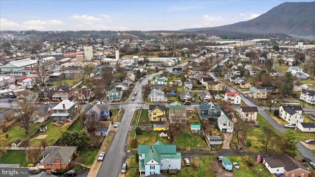 220 S MASSANUTEN ST, Strasburg, VA 22657