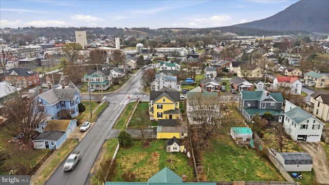 220 S MASSANUTEN ST, Strasburg, VA 22657