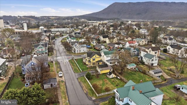 220 S MASSANUTEN ST, Strasburg, VA 22657