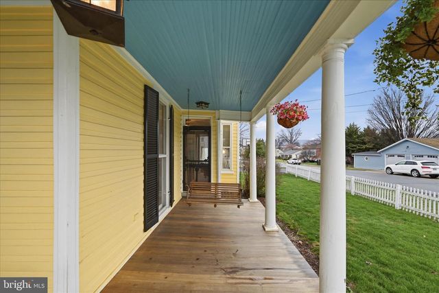 220 S MASSANUTEN ST, Strasburg, VA 22657