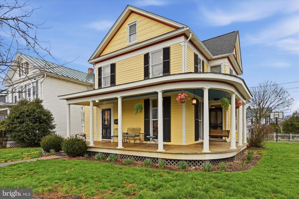 220 S MASSANUTEN ST, Strasburg, VA 22657