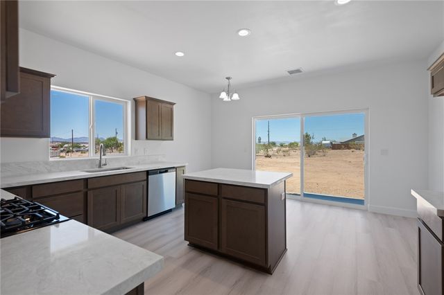 2705 W Shauna Drive, Golden Valley, AZ 86413
