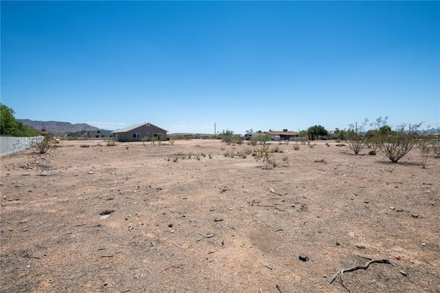 2705 W Shauna Drive, Golden Valley, AZ 86413