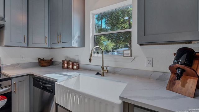 270 S PEACH AVE, New Braunfels, TX 78130