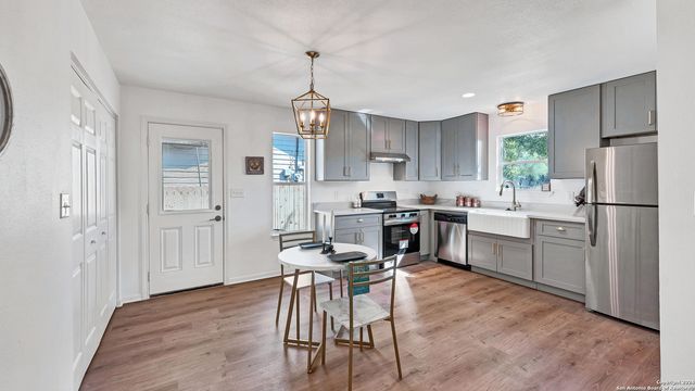 270 S PEACH AVE, New Braunfels, TX 78130