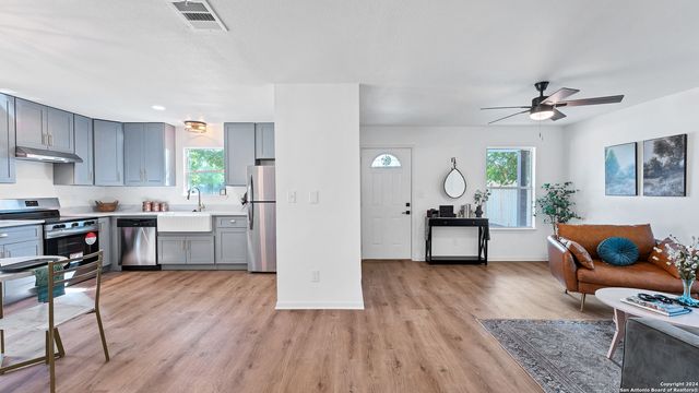 270 S PEACH AVE, New Braunfels, TX 78130