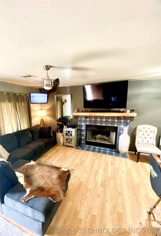 10092 Kennys Trucks Drive, Mounds, OK 74047