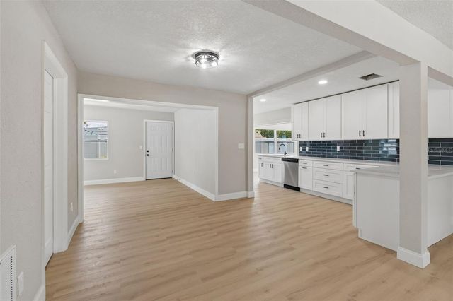 10229 N VALLE DRIVE, Tampa, FL 33612