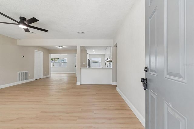 10229 N VALLE DRIVE, Tampa, FL 33612