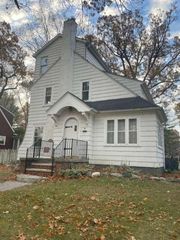 16 Devonshire Road, Pleasant Ridge, MI 48069