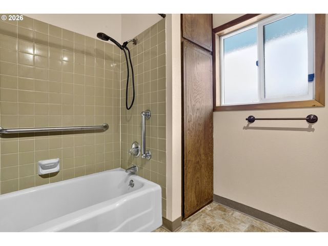 8490 Se DOWN Way, Milwaukie, OR 97267