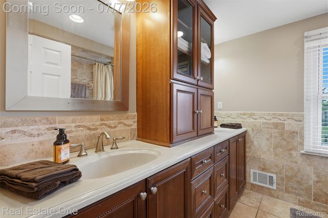 21455 Independence Drive, Southfield, MI 48076
