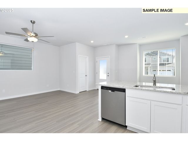 1185 PARKSIDE Ave, Woodburn, OR 97071