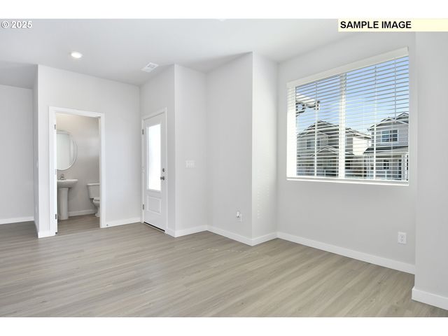 1185 PARKSIDE Ave, Woodburn, OR 97071