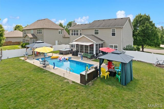 1 E Picketts Crossing, Edwardsville, IL 62025